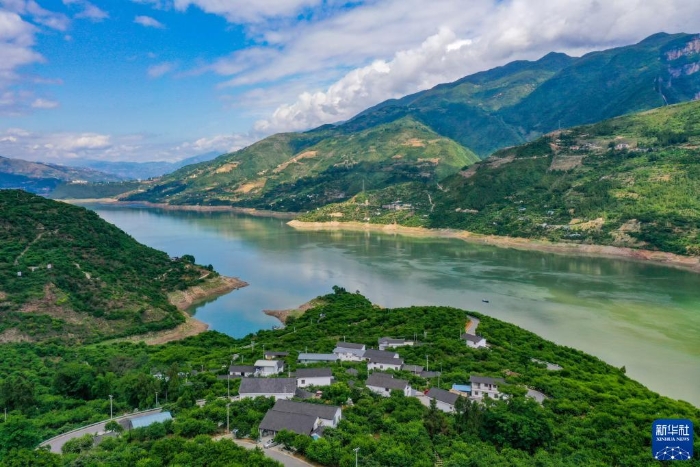 这是长江巫山段曲尺乡一带景象（2022年5月19日摄，无人机照片）。新华社记者 王全超 摄