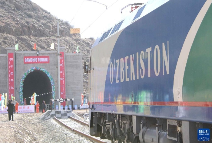 2016年2月27日，乌兹别克斯坦安格连-帕普铁路卡姆奇克隧道全隧贯通。这是一列专列停在隧道进口。新华社记者 沙达提 摄