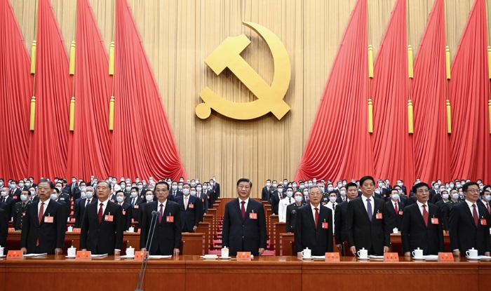 10月16日，中国共产党第二十次全国代表大会在北京人民大会堂开幕。这是习近平、李克强、栗战书、汪洋、王沪宁、赵乐际、韩正、胡锦涛在主席台上。新华社记者 李学仁 摄