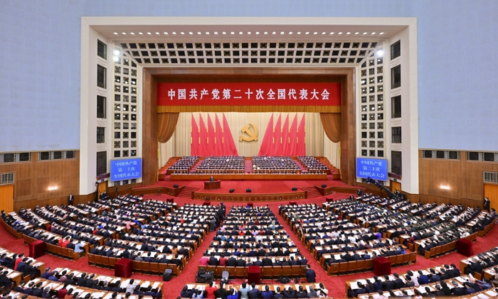 10月16日，中国共产党第二十次全国代表大会在北京人民大会堂开幕。习近平代表第十九届中央委员会向大会作报告。新华社记者 岳月伟 摄