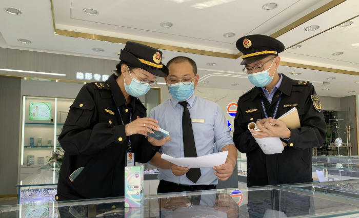 图为该局执法人员对医疗器械标签标识进行检查。