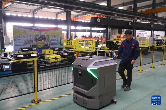 10月16日，沈阳新松机器人自动化股份有限公司的工程师在车间调试工业清洁机器人。新华社记者 杨青 摄