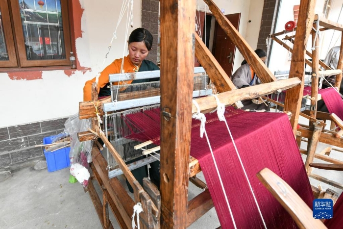 10月16日，在四川阿坝汶川县映秀镇渔子溪村，织工在纺织牦牛绒披肩。新华社记者 唐文豪 摄