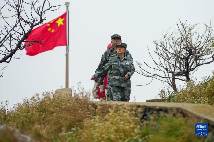 10月16日，在江苏省连云港市灌云县开山岛，王仕花（前）、轮值民兵和江苏电力开山岛党员服务队队员在岛上巡逻。新华社记者 李博 摄