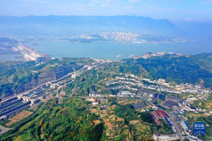 这是位于三峡工程大坝坝头北岸的湖北省宜昌市夷陵区太平溪镇许家冲村（10月16日摄，无人机照片）。新华社发（张国荣 摄）