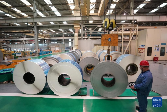 中国宝武山西太钢不锈钢精密带钢有限公司生产车间一角（10月16日摄）。新华社记者 詹彦 摄