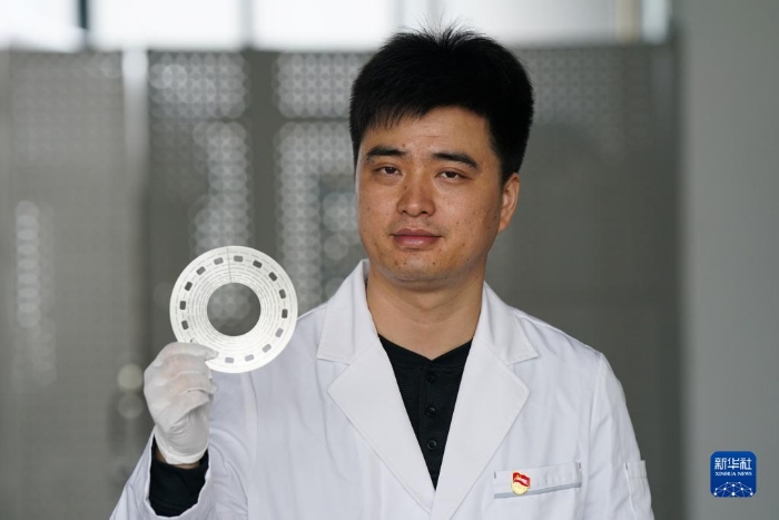 10月17日，在中国科学院合肥物质科学研究院强磁场科学中心，副研究员房震展示水冷磁体线圈的核心组件——比特片。新华社记者 杜宇 摄