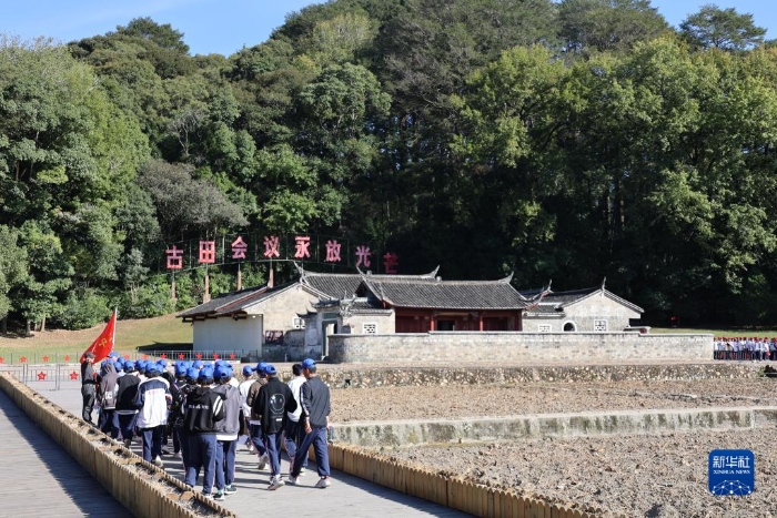 10月19日，在福建省上杭县古田镇，中学生研学团队在古田会议会址参观学习。新华社发（范道鑫 摄）