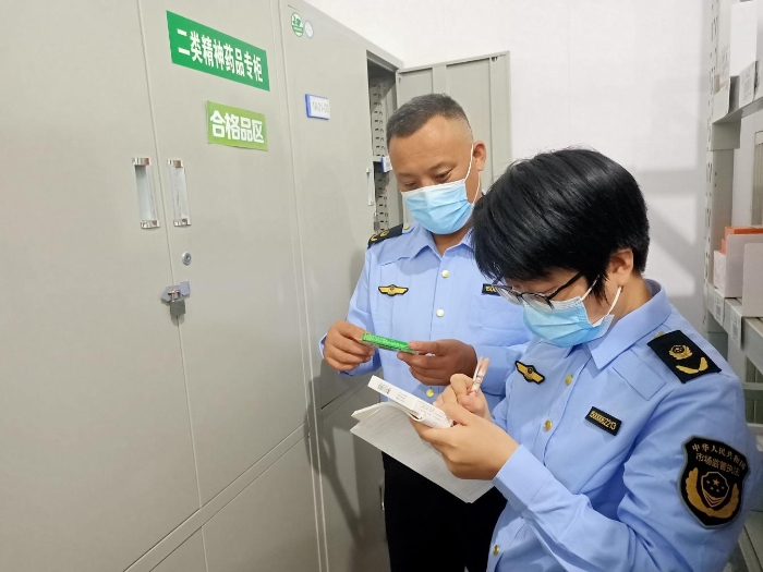 图为第三分局监管人员检查二类精神药品说明书相关标识的规范性。