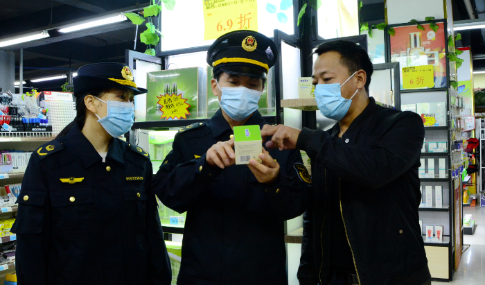 图为10月25日，该局马武镇市场监管所执法人员在一家超市检查儿童化妆品标签信息。