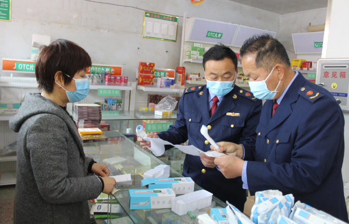 图为该局执法人员在一药店检查医疗器械质量和进货渠道。