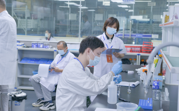 图为在广西食品检验职业技能竞赛中，南宁市食品药品检验所选手正进行样品前处理操作。