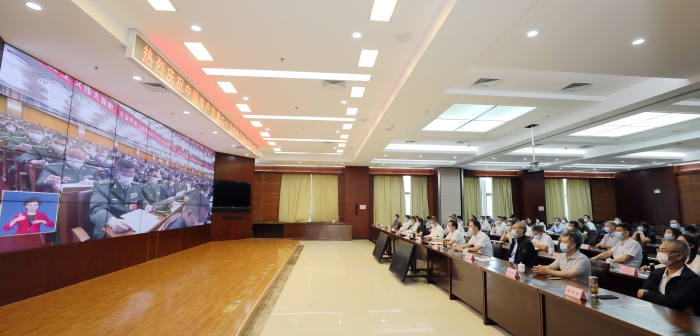 图为广西壮族自治区药监局组织干部职工集中观看党的二十大开幕会现场。（程奇摄）