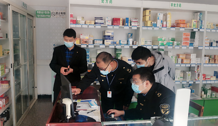 图为明光市市场监管局工作人员对一家药店开展监督检查。