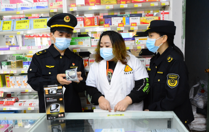 图为该局马武镇市场监管所执法人员在一家药店检查。