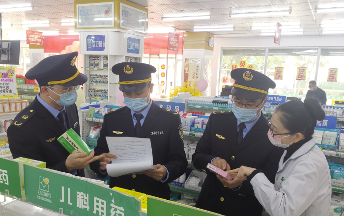 图为蚌埠市市场监管局执法人员在一家药店检查。