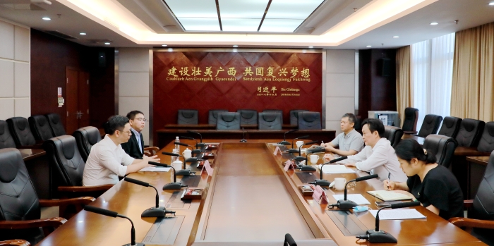 接访组与药企代表进行面对面交谈 （程奇 摄）