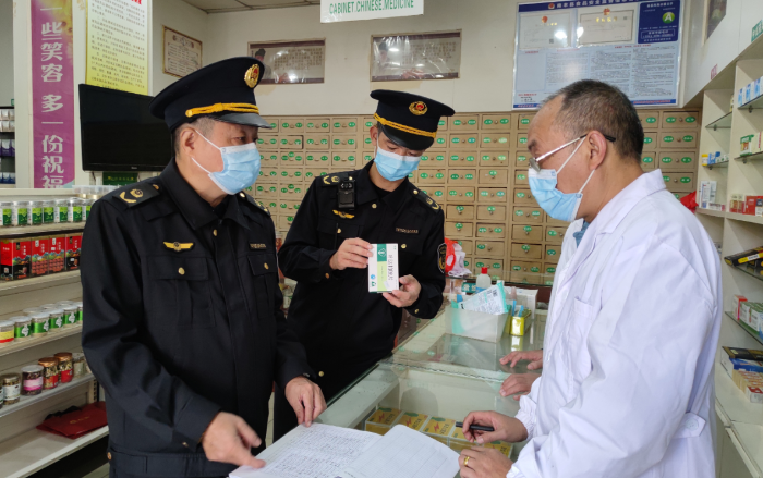 图为11月8日，南丰县市场监管局监管人员在一家药店检查处方药销售。
