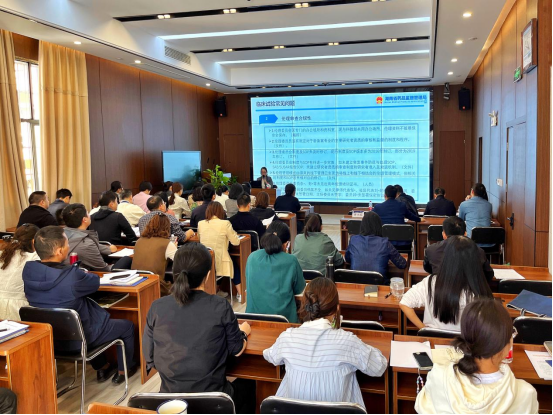 省药品监督管理局器械处副处长颜莉华现场授课