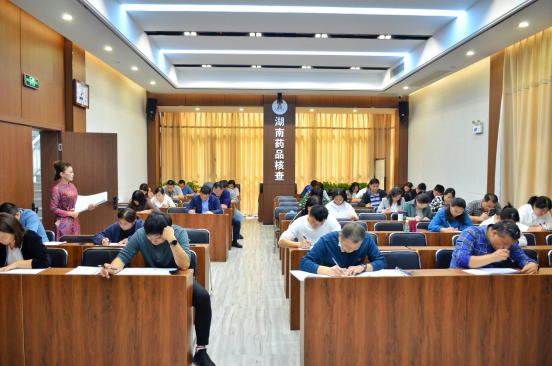 参训检查员认真参加闭卷考试