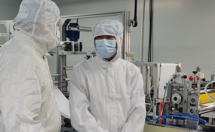 图为督导组现场督导安徽省维航伟业科技有限公司医用口罩生产。