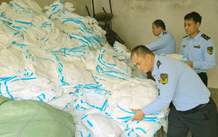 图为11月9日，该县市场监管局执法人员集中销毁无资质生产的防护服。