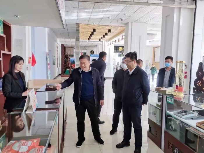图为调研组调研药饮片加工企业