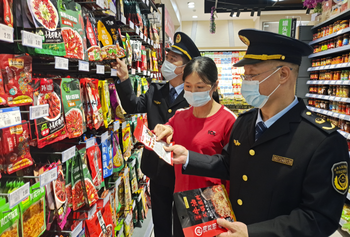 图为11月17日，该县食品安全包保干部深入当地超市开展现场检查。