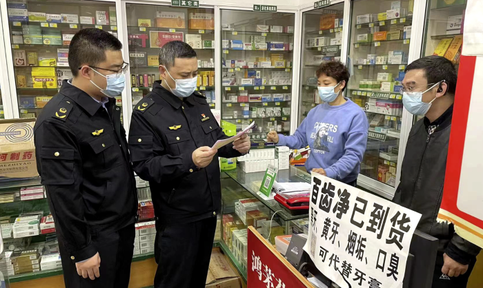 图为该局清溪镇市场监管所执法人员在一家药店检查药品进货来源。