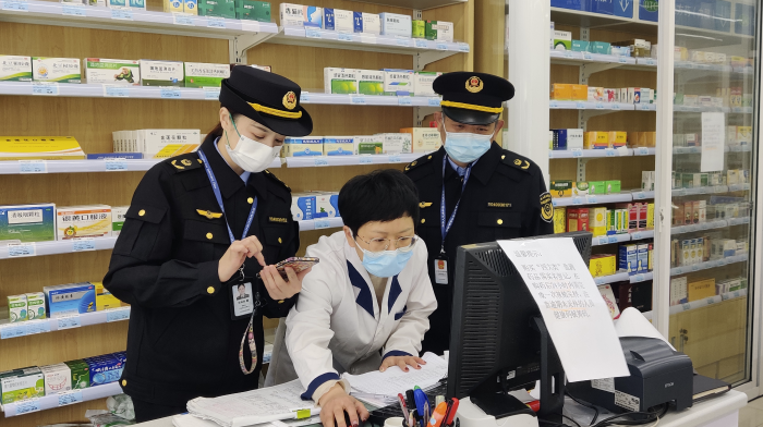 图为该局执法人员在一家零售药店对购买“四类药品”信息登记上报情况进行现场核查。