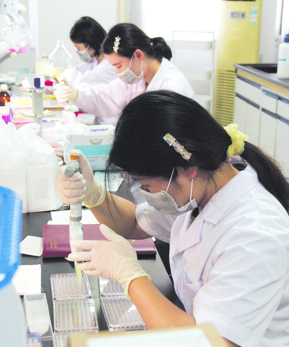 图为2021年8月3日，安徽省食品药品检验研究院检验人员在进行新型冠状病毒重组蛋白疫苗效力检测。