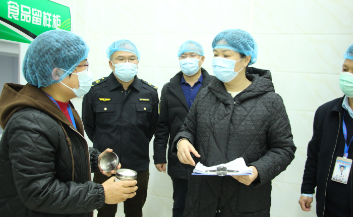 图为钟山县副县长兰云（右二）检查学校食堂留样情况。
