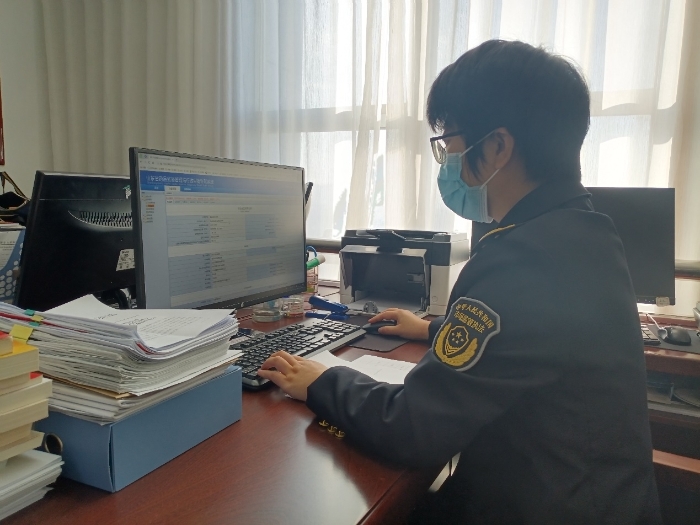 图为山东省药监局区域检查第三分局工作人员在线办理药品出口销售电子证明。