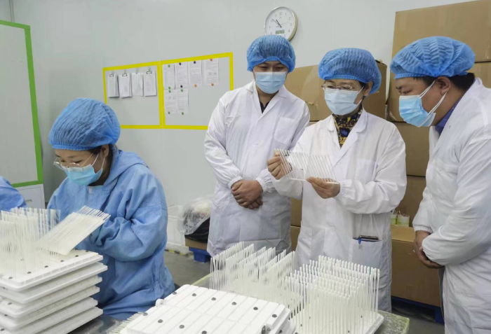 图为第一分局执法人员在新冠病毒抗原检测试剂相关生产企业开展抽检。