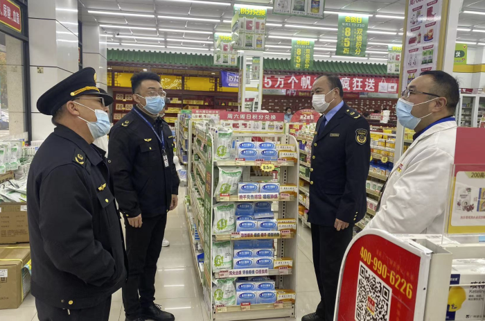 图为滁州市市场监管局执法人员在一家药店检查防疫药品供应情况。