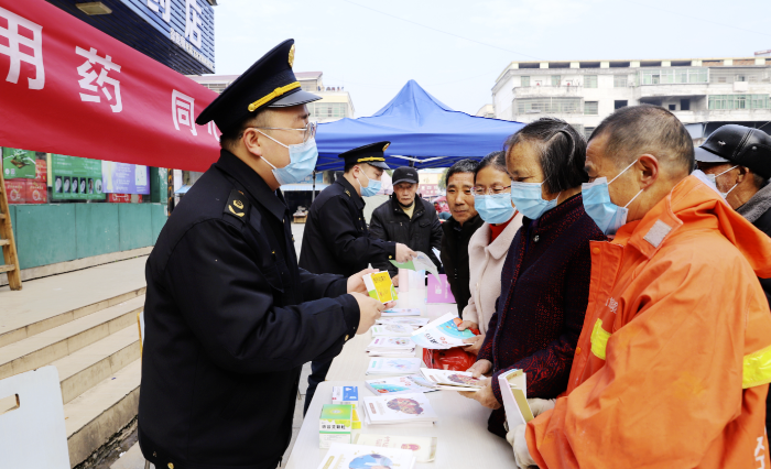 图为12月13日，该局工作人员在罗坊镇集镇向群众讲解安全用药知识。