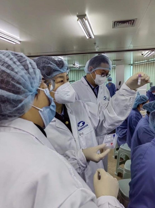 图：北京市药监人员在抗原试剂企业进行检查。