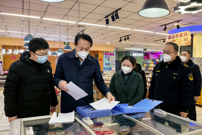 图为刘东波（左二）到微山县督导包保企业食品安全工作 。