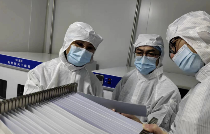 图为第六分局检查组在疫情防控医疗器械生产企业检查。