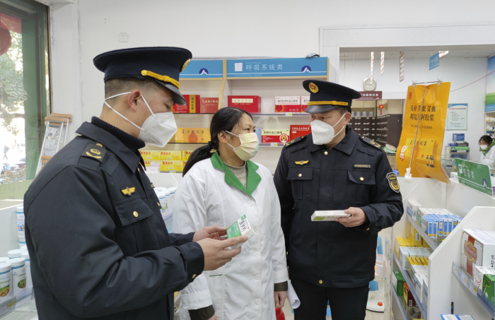 图为12月19日，该局执法人员在一家零售药店检查药品销售价格情况。