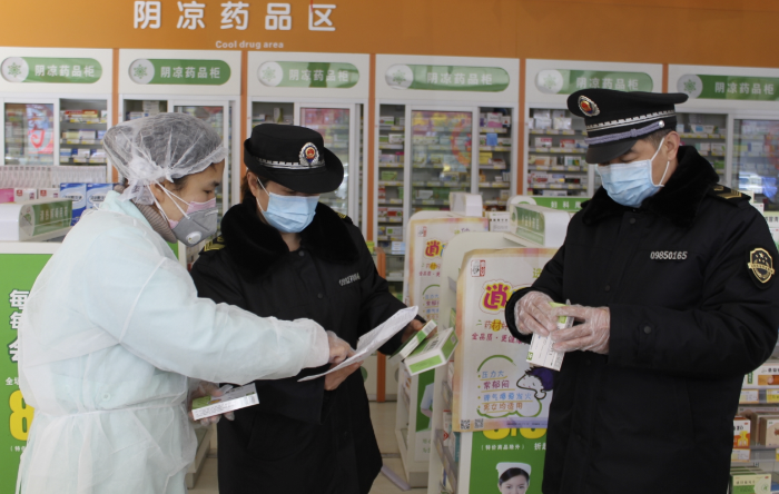 图为12月20日，该局工作人员在一药店开展药品质量和价格检查。