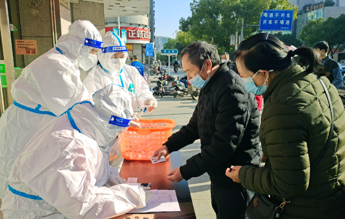 图为12月22日，在江西省于都县多家药店工作人员正在免费发放药品。