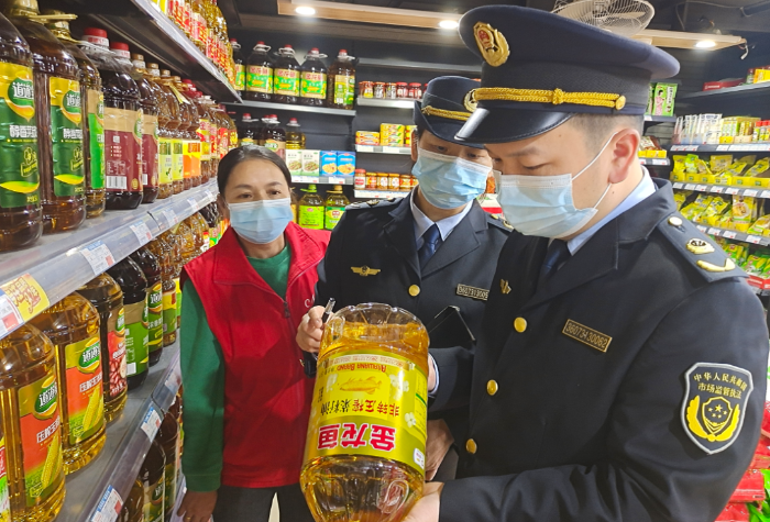 图为1月1日，于都县市场监管局执法人员在一家超市检查食品安全。