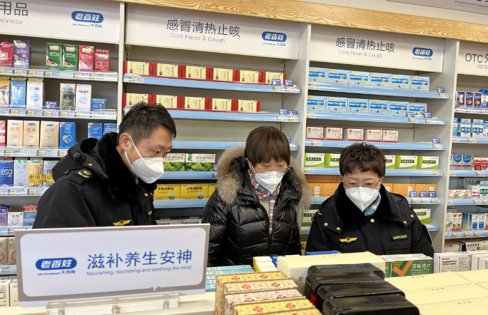 图为和平区市场监管局执法人员在一家药店检查药品销售情况。