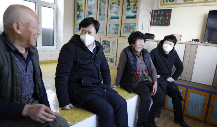 图一为吉林省药监局党组书记、局长孙继民（左二）慰问脱贫户。