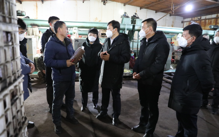 图三为调研组考察吉兴村菌包厂。