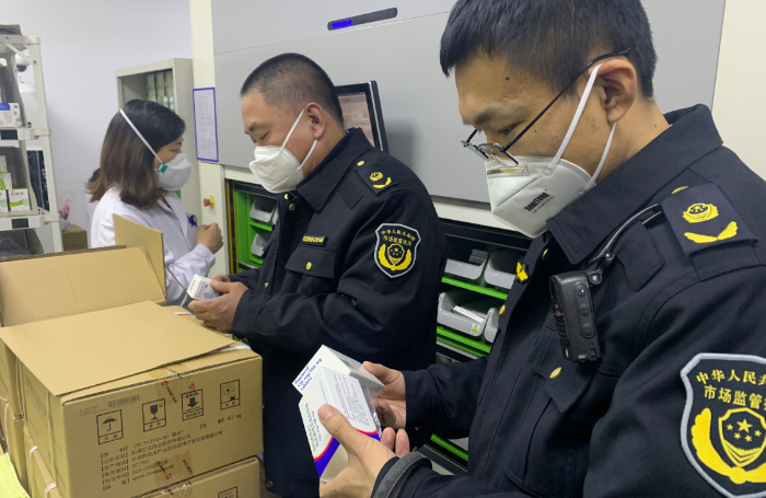 图为河西区市场监管局执法人员在天津医院检查退热、止咳类防疫药品。