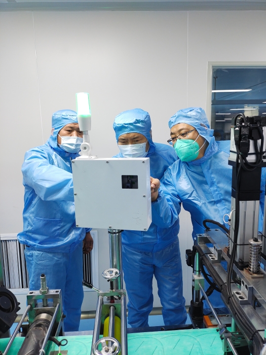 图为安徽省药监局调研组在一家疫情防控医疗器械生产企业检查质量安全状况。