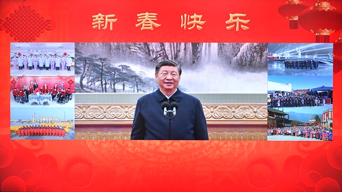 1月18日，中共中央总书记、国家主席、中央军委主席习近平在北京通过视频连线看望慰问基层干部群众，向全国各族人民致以新春的美好祝福。新华社记者 李涛 摄