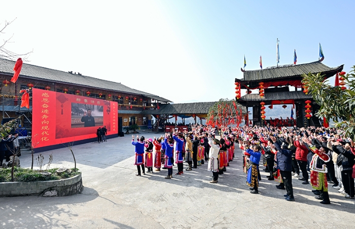 1月18日，中共中央总书记、国家主席、中央军委主席习近平在北京通过视频连线看望慰问基层干部群众，向全国各族人民致以新春的美好祝福。这是习近平通过视频连线，同四川省绵阳市北川羌族自治县石椅村的乡亲们和游客亲切交流。新华社记者 殷博古 摄